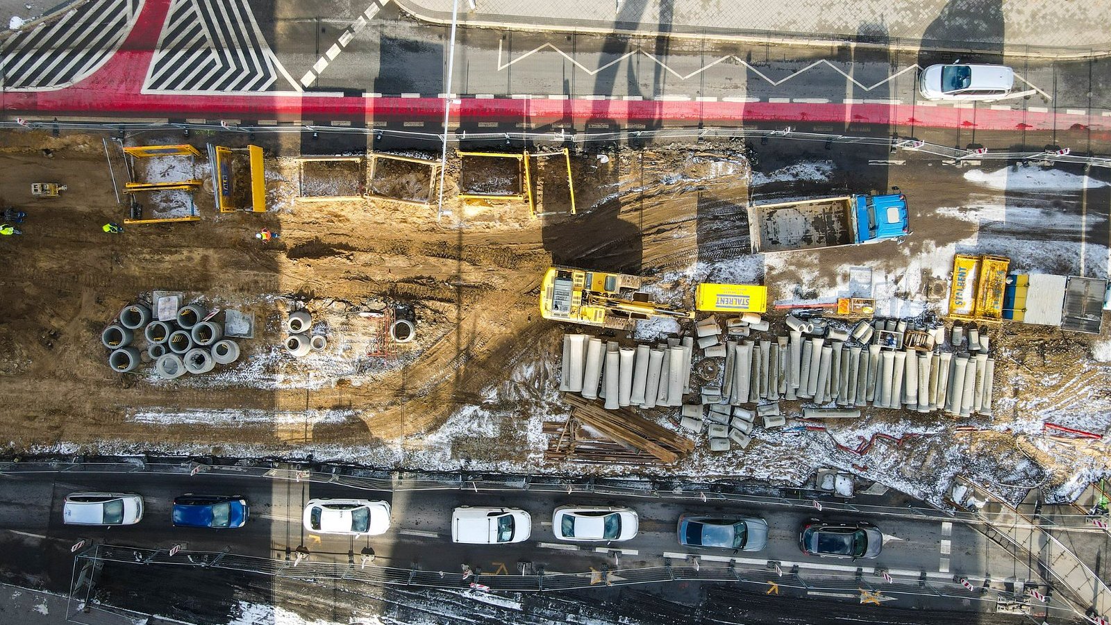 Na zdjęciu przebudowa ulicy Święty Marcin, widok z lotu ptaka, w centrum ulica, obok sznur samochodów