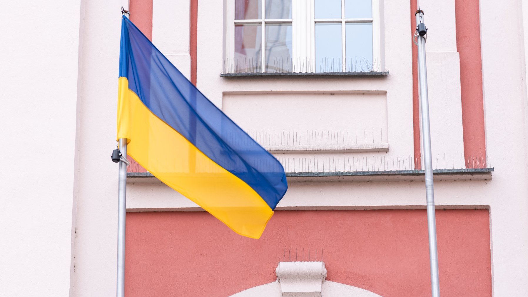 Na zdjęciu flaga Ukrainy przed urzędem miasta na placu Kolegiackim