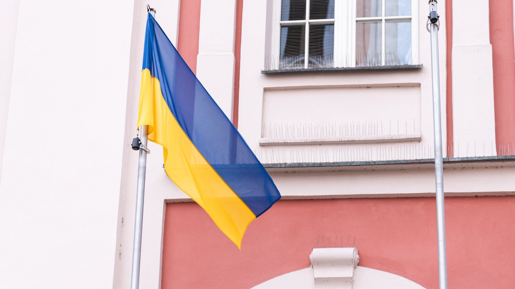 Na zdjęciu flaga Ukrainy przed urzędem miasta na placu Kolegiackim
