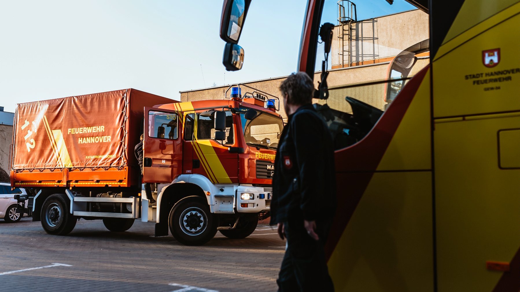 Galeria zdjęć przedstawia rozładunek transportu z Hanoweru na terenie kompleksu POSiR Chwiałka przy ul. Spychalskiego.