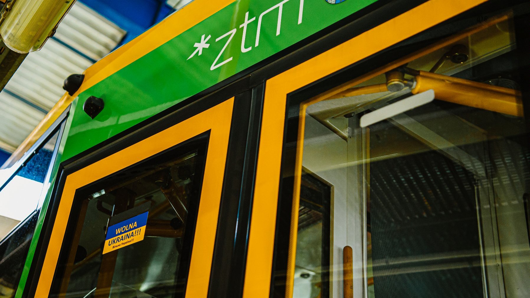 Naklejka na drzwiach tramwaju z napisem Wolna Ukraina