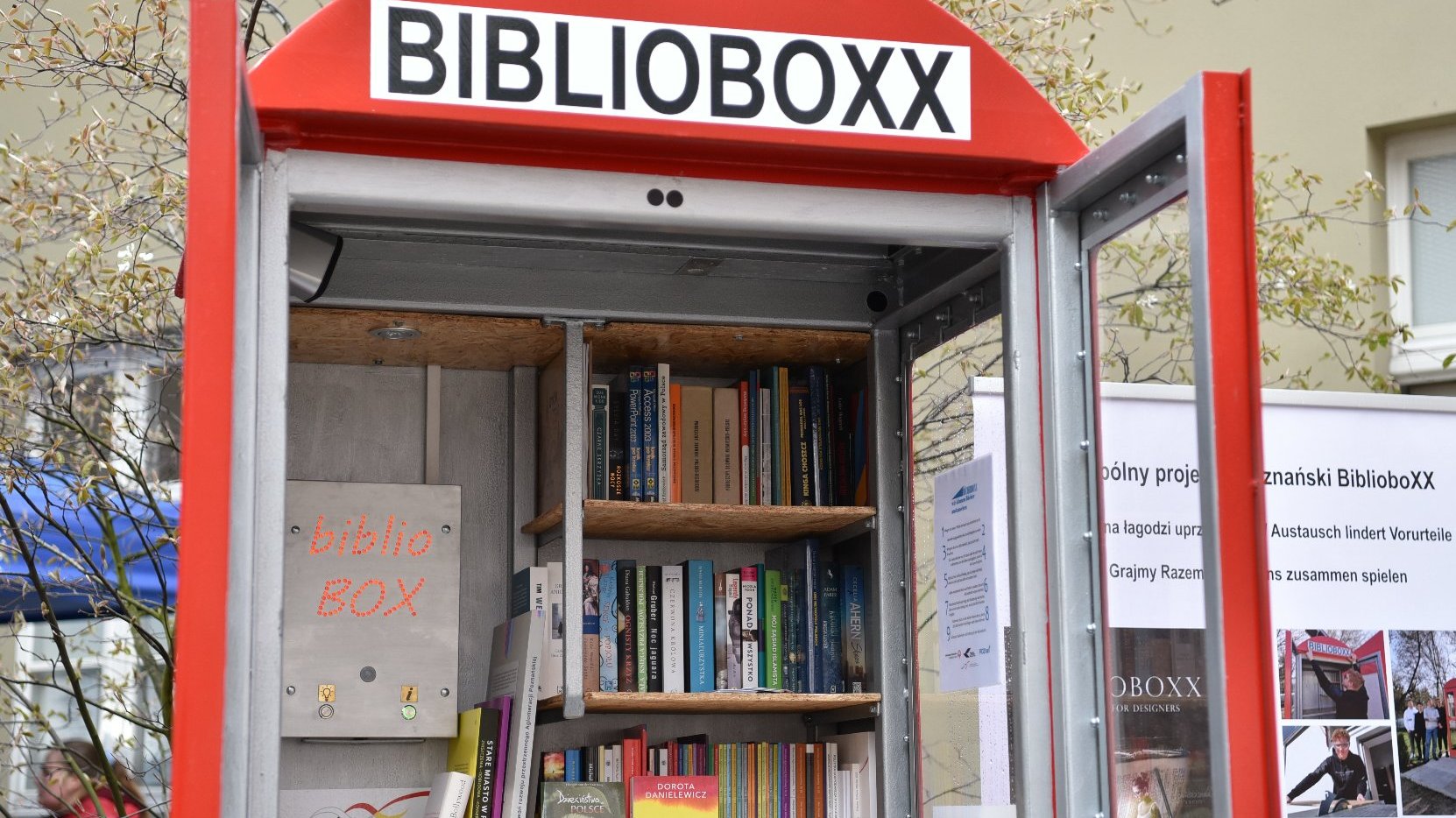 Galeria zdjęć przedstawia BiblioboXX oraz ludzi, którzy uczestniczyli w jego otwarciu.