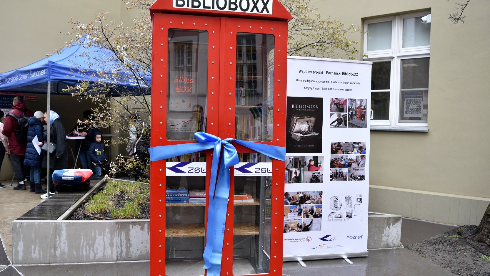 Galeria zdjęć przedstawia BiblioboXX oraz ludzi, którzy uczestniczyli w jego otwarciu.