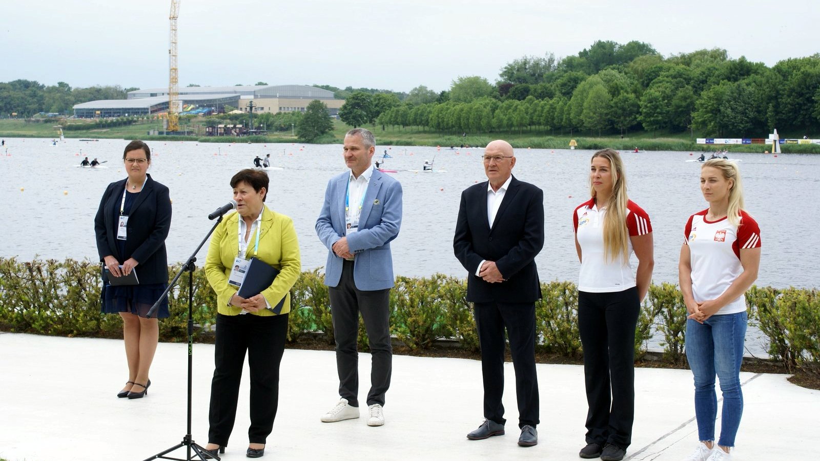 Zdjęcie przedstawia uczestników konferencji prasowej nad Jeziorem Maltańskim. - grafika artykułu