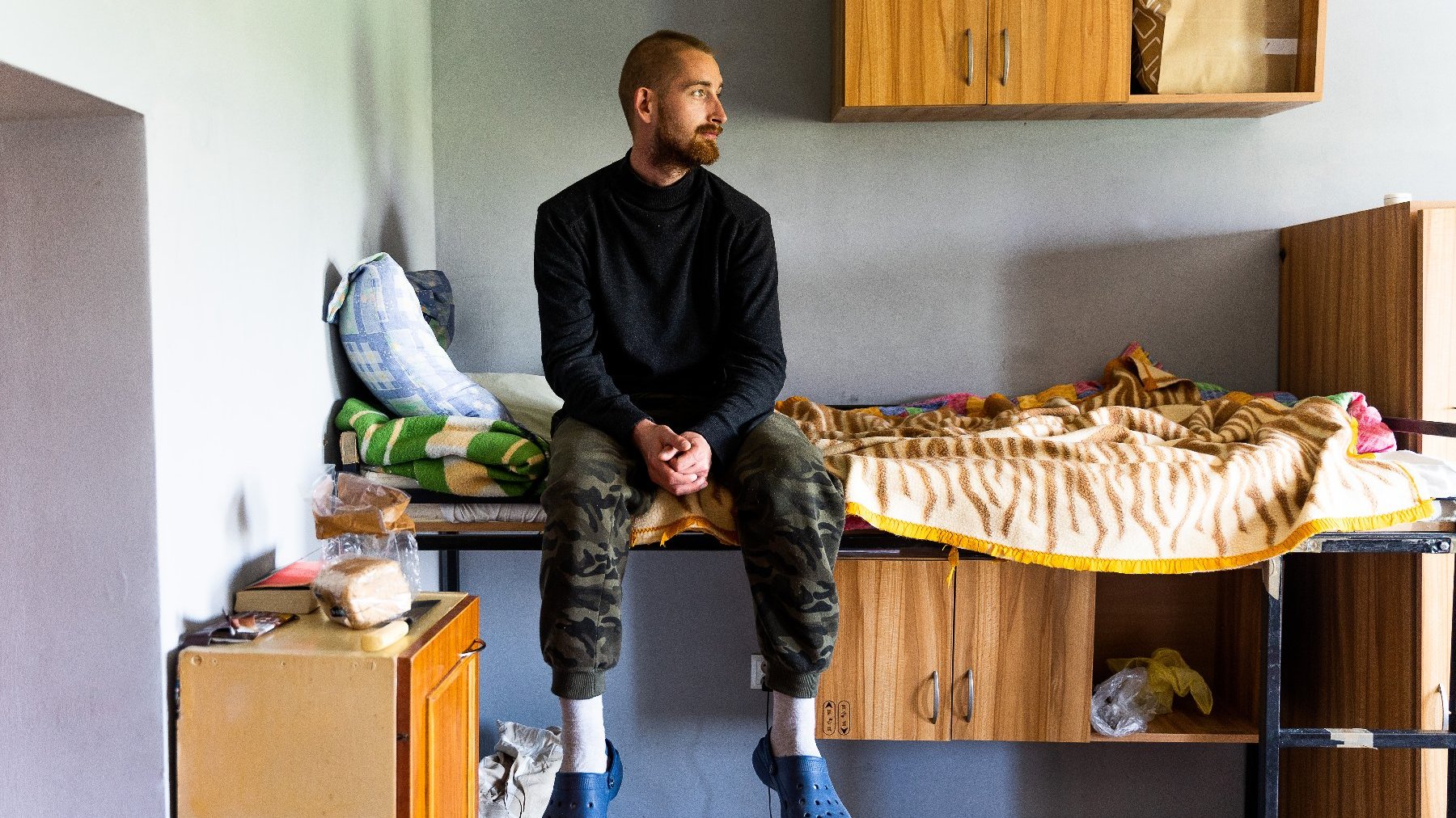 Galeria zdjęć przedstawia fotografie osób w kryzysie bezdomności uchywcone podczas sesji "Najpierw Mieszkanie - innowacyjny instrument polityki mieszkaniowej i wsparcia osób w kryzysie bezdomności".