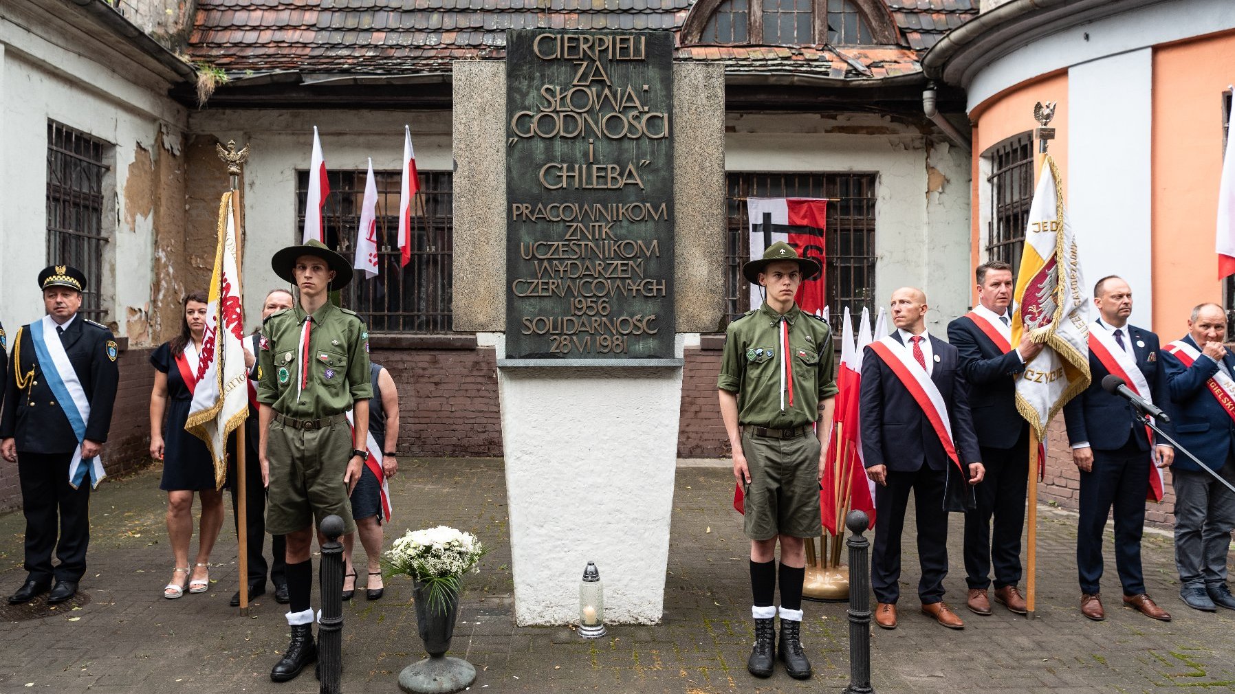 Na zdjęciu harcerze i poczty sztandarowe przy tablicy pamiątkowej ZNTK