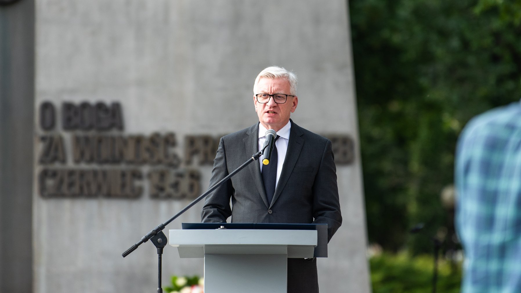 Na zdjęciu Jacek Jaśkowiak, prezydent Poznania, przy mikrofonie, w tle Pomink Poznańskiego Czerwca