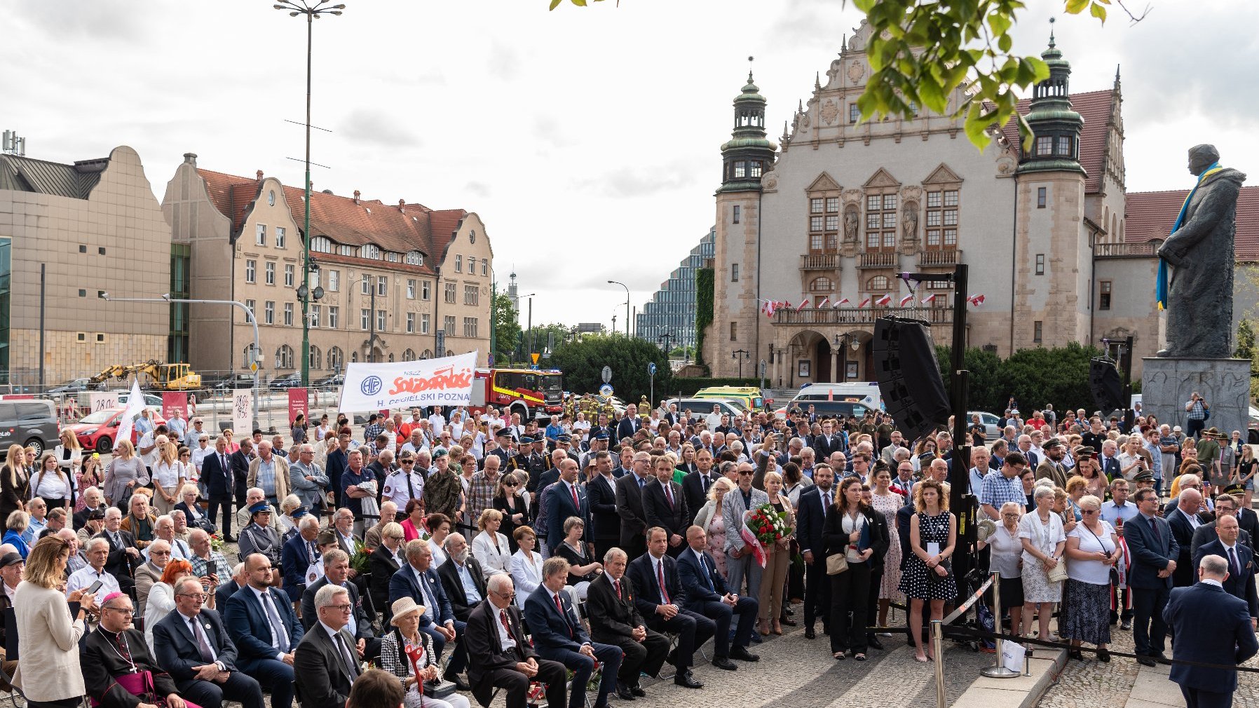 Na zdjęciu uczestnicy uroczystości zgromadzeni na placu