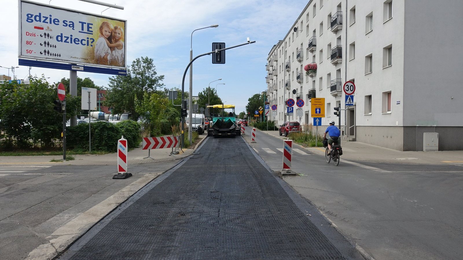 Galeria zdjęć pokazujących postęp prac przy wymianie nawierzchni na ul. Kasprzaka