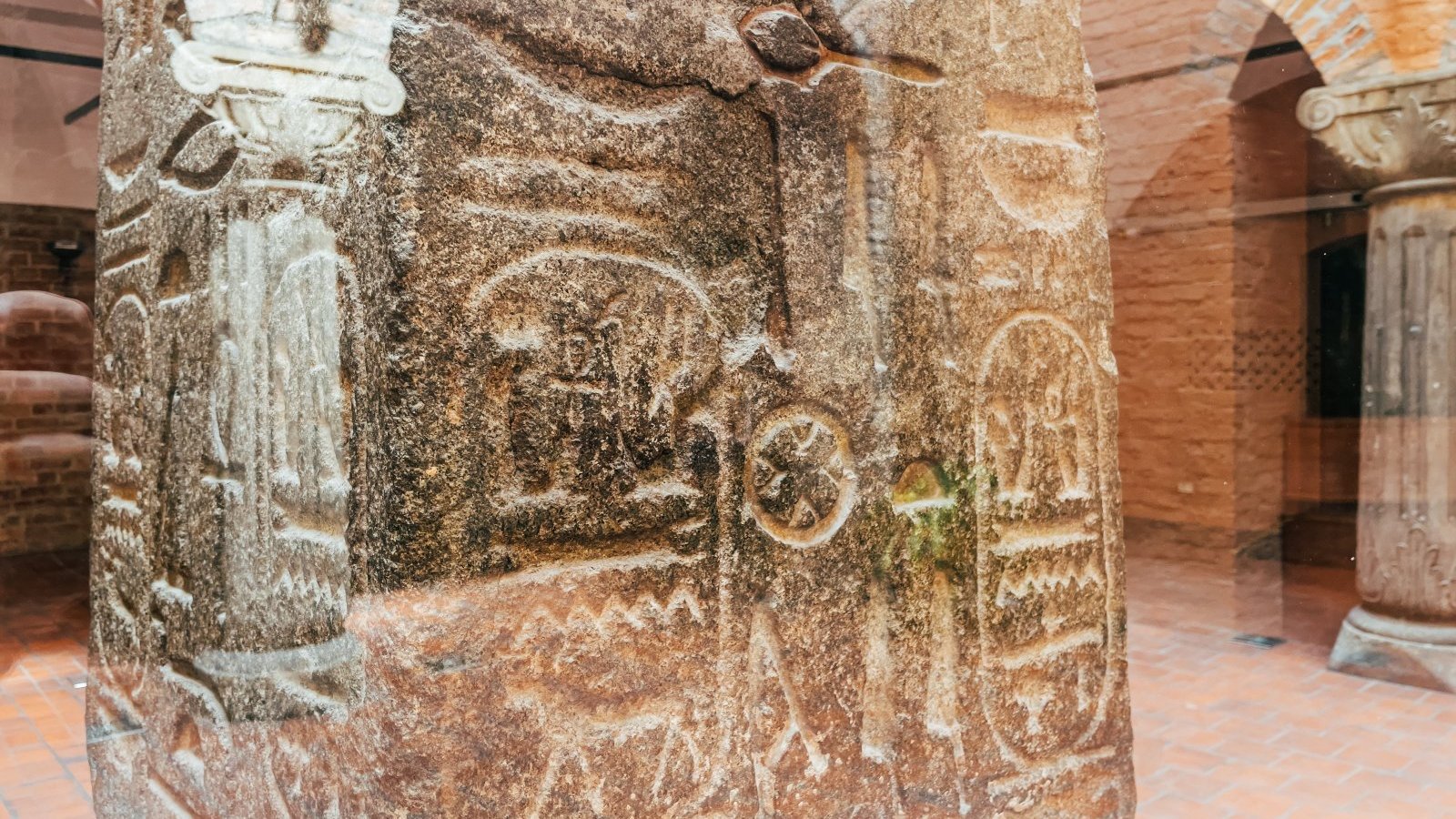 Galeria zdjęć przedstawia dziedziniec Muzeum Archeologicznego w Poznaniu.