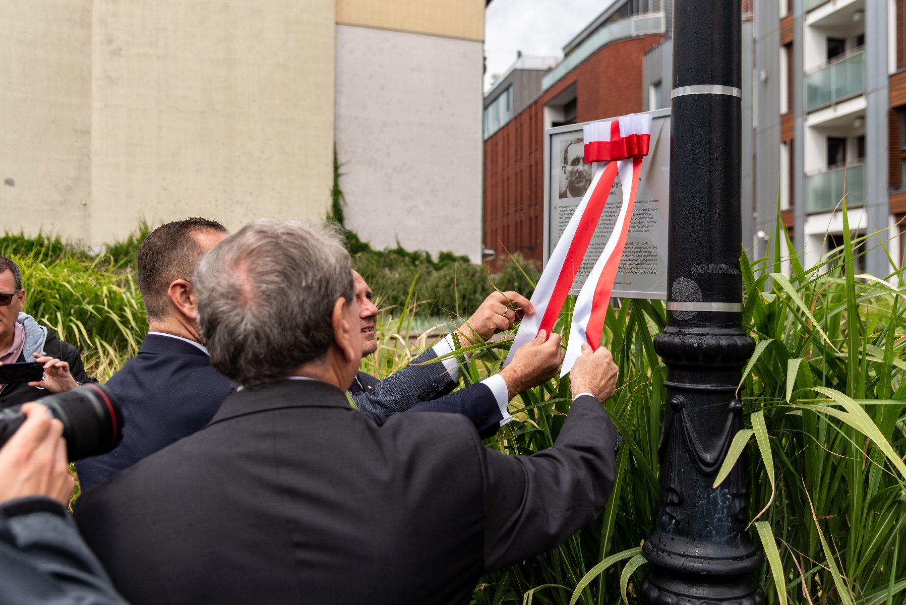 Galeria zdjęć przedstawia uroczystość odsłonięcia tablicy poświęconej "Ślepemu Antkowi". - grafika artykułu