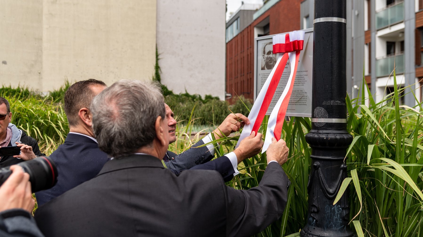 Galeria zdjęć przedstawia uroczystość odsłonięcia tablicy poświęconej "Ślepemu Antkowi".