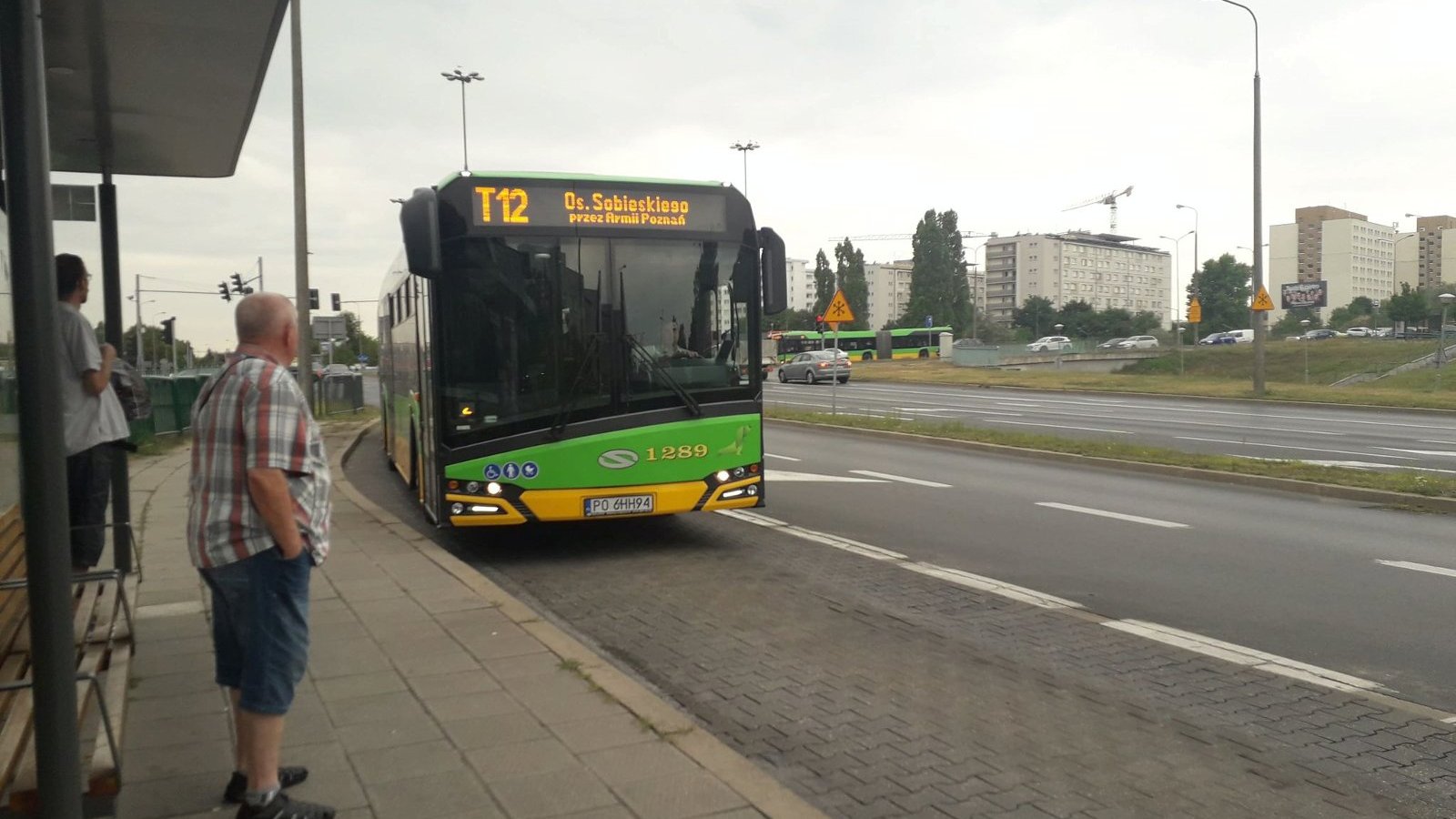Na zdjęciu podjeżdżający na przystanek autobus "T12"