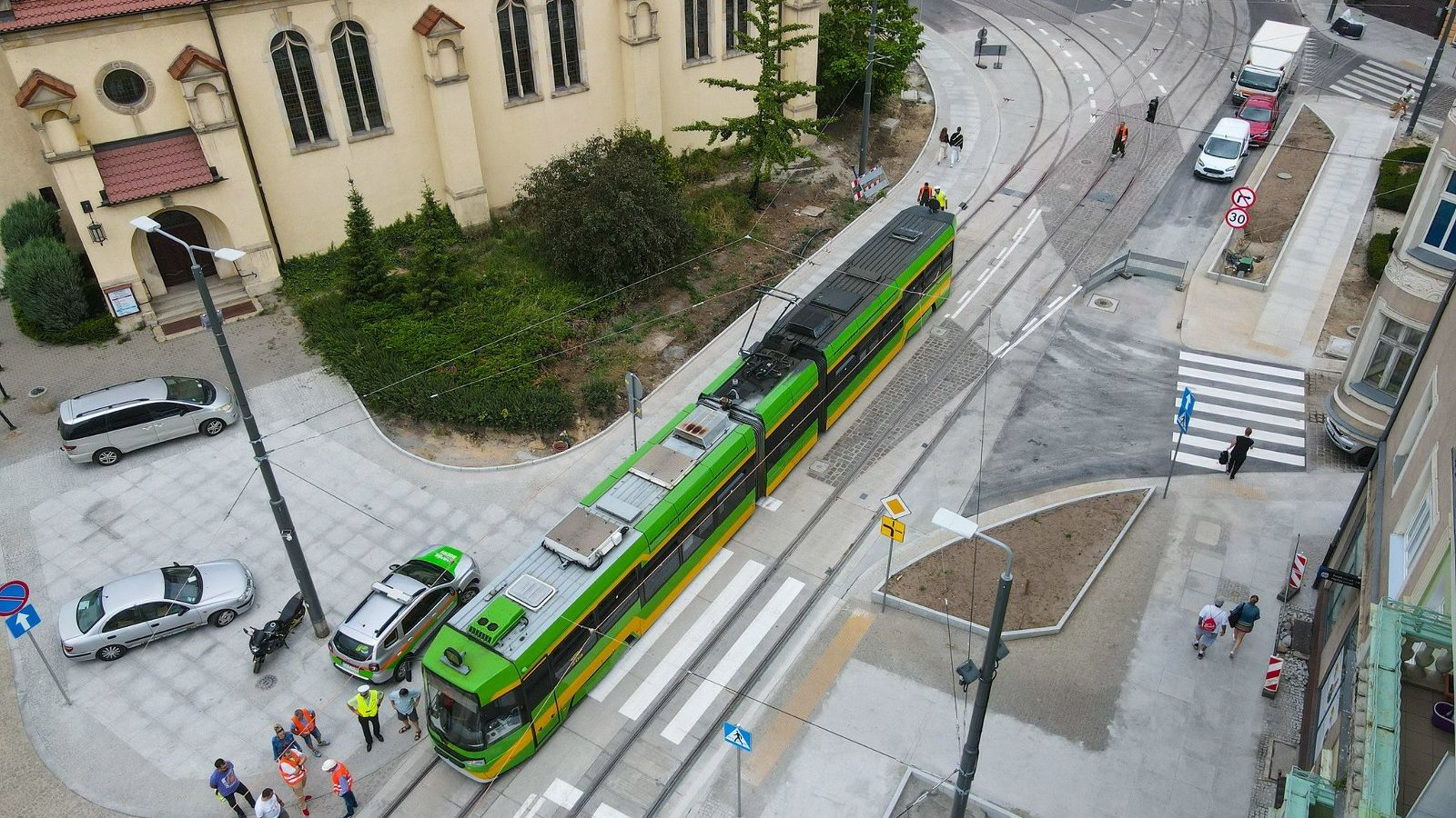 Na zdjęciu torowisko zz lotu ptaka, w centrum tramwaj i stojący przy nim ludzie w kamizelkach odblaskowych