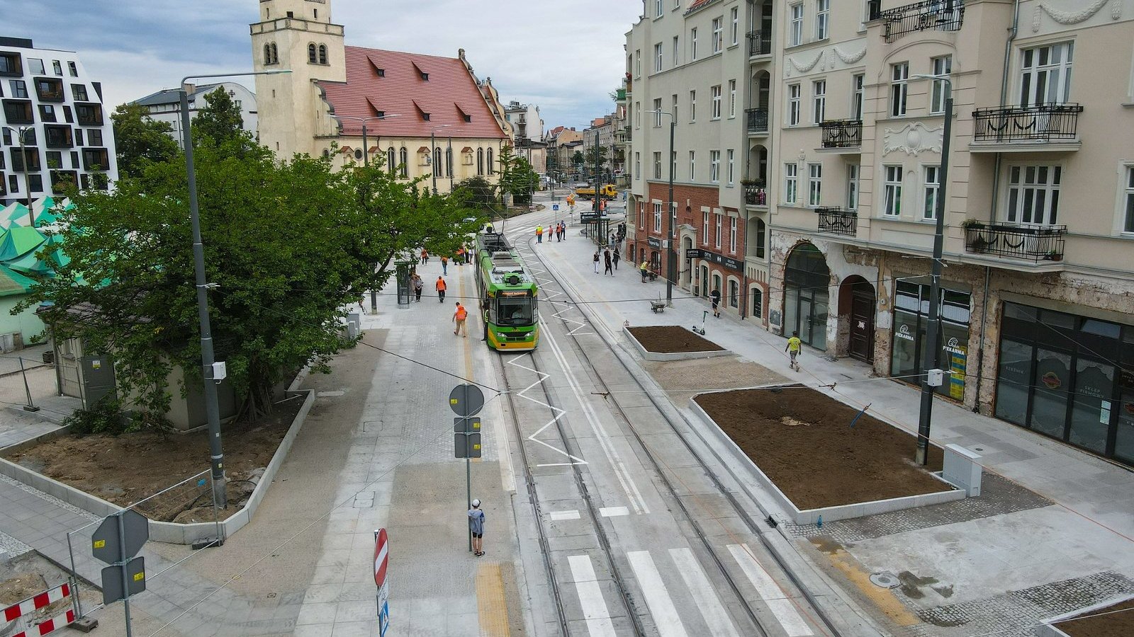 Na zdjęciu torowisko z lotu ptaka, w centrum widać nadjeżdżający z oddali tramwaj