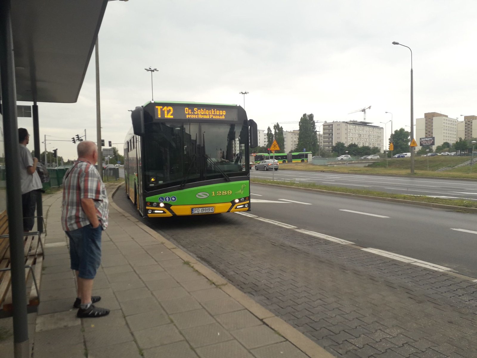 Na zdjęciu autobus linii T12 podjeżdżający na przystanek - grafika artykułu