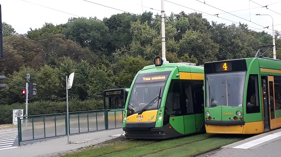 Na zdjęciu dwa tramwaje na przystanku Armii Poznań