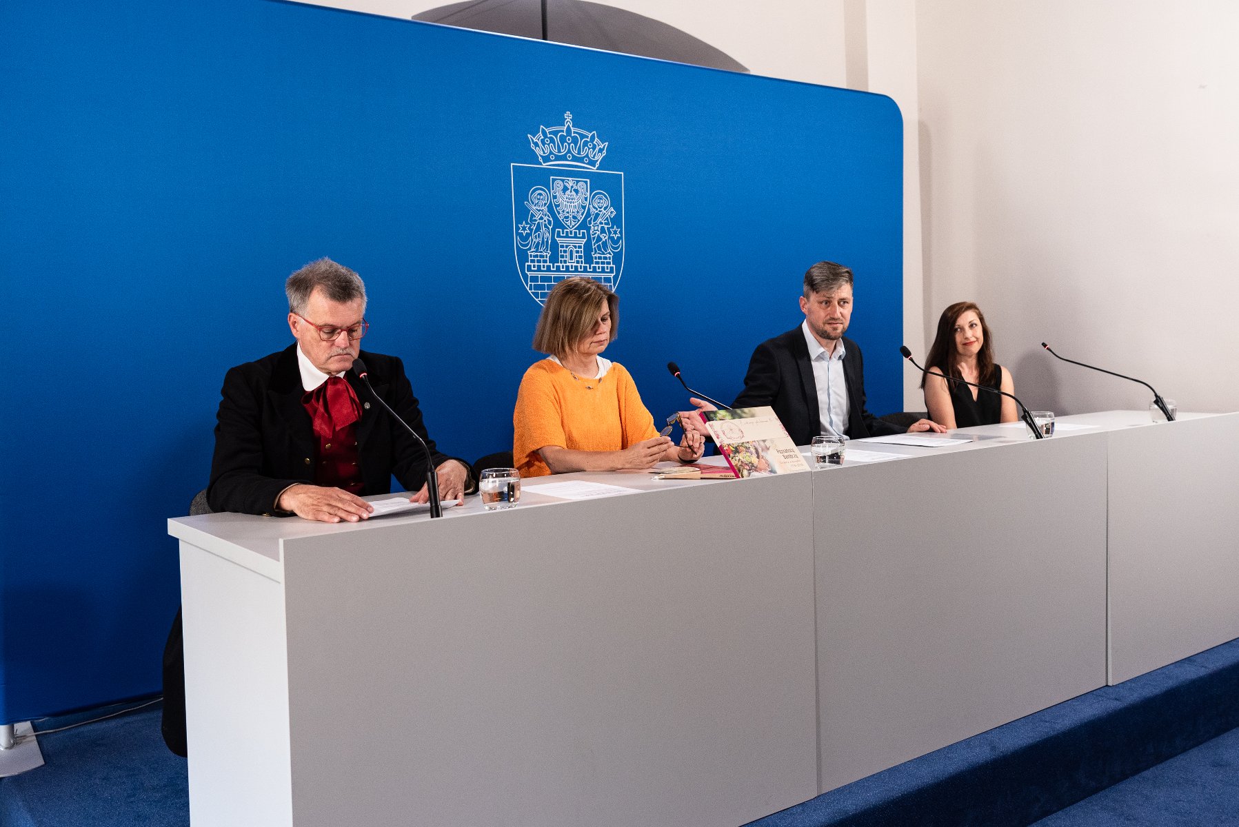 Na zdjęciu cztery osoby za stołem konferencyjnym - dwie kobiety i dwóch mężczyzn - grafika artykułu