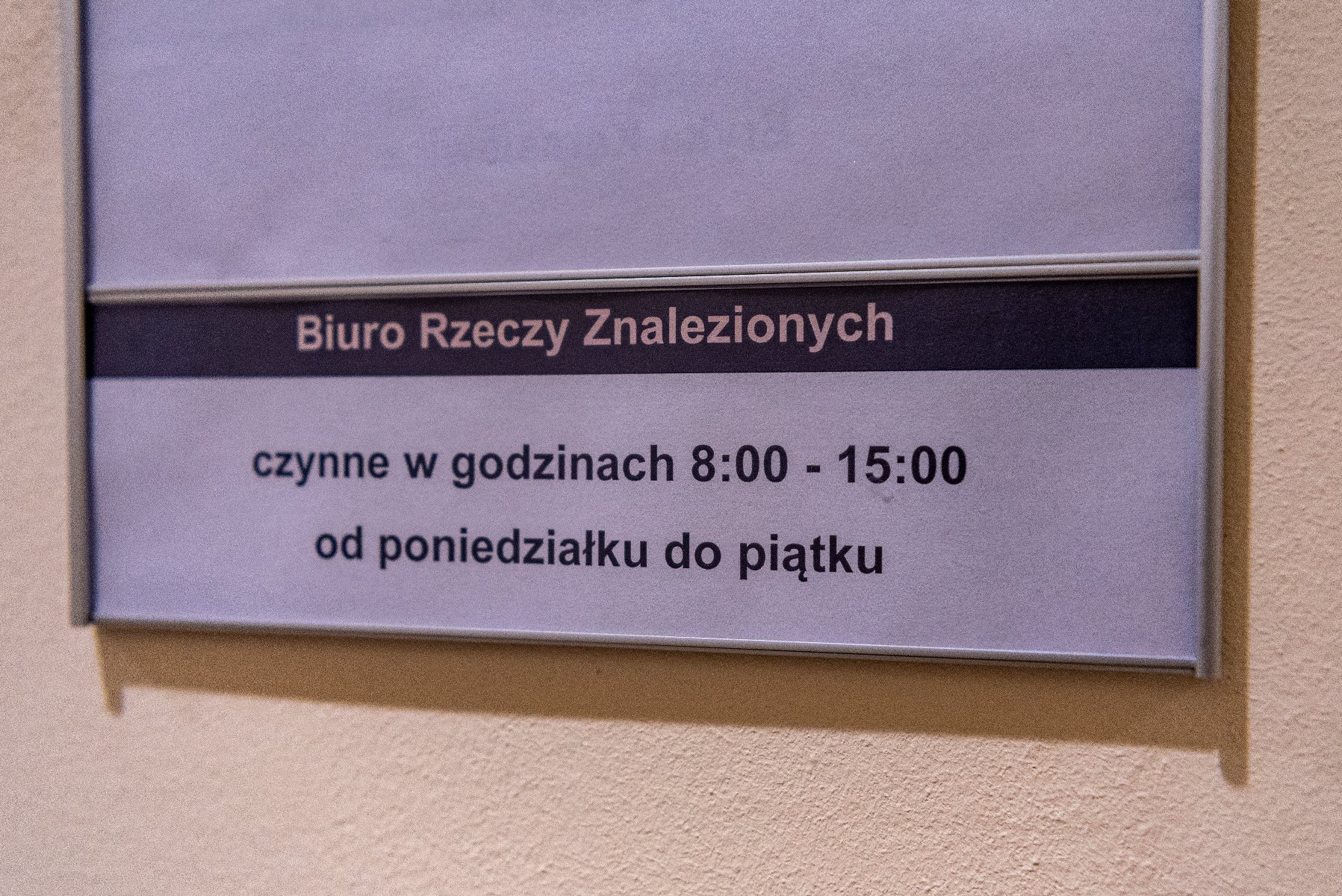 Na zdjęciu tabliczka przy drzwiach, z napisem: Biuro Rzeczy Znalezionych - grafika artykułu