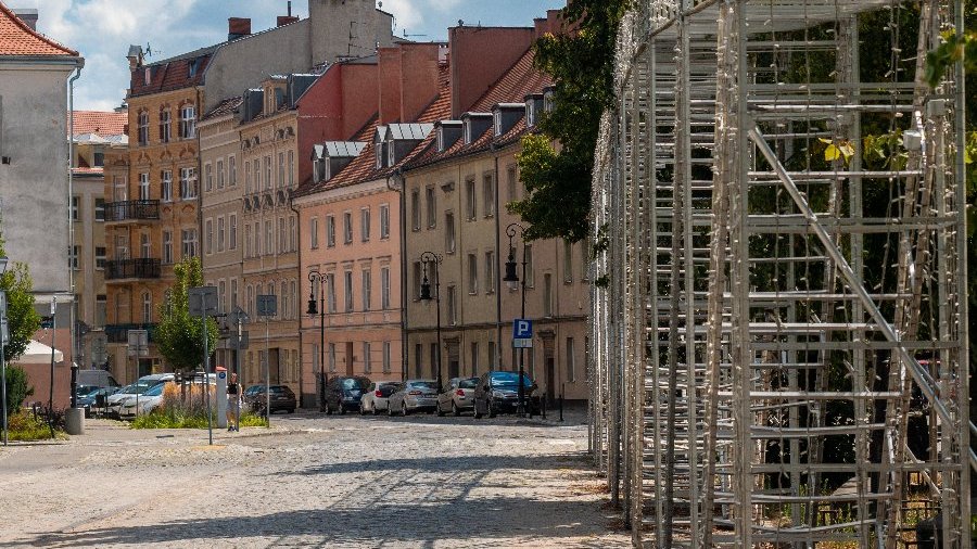 Instalacja upamiętniająca nieistniejący już most na Chwaliszewie. W tle ulica i kamienice.