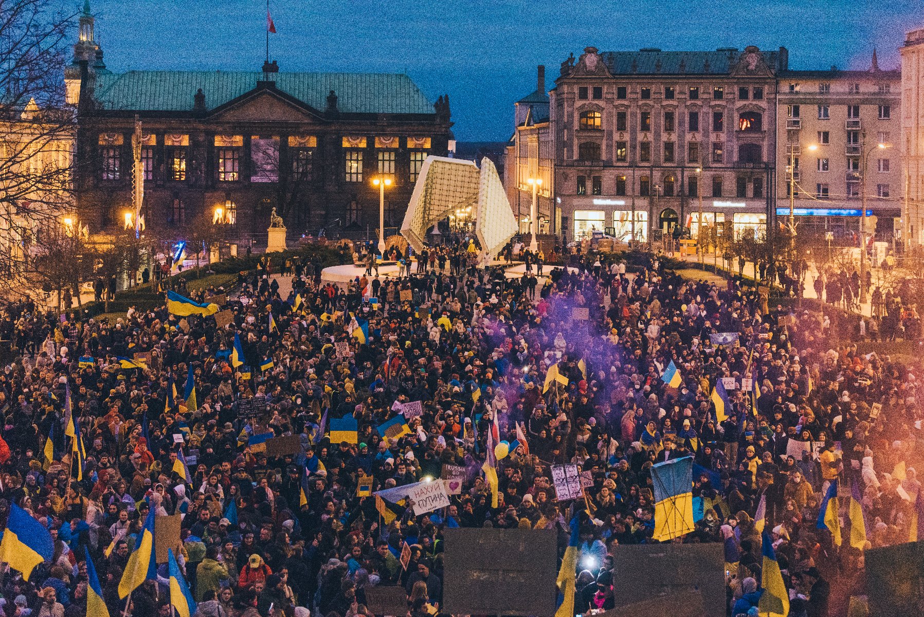 Na zdjęciu tłum ludzi na placu Wolności z ukraińskimi flagami. - grafika artykułu