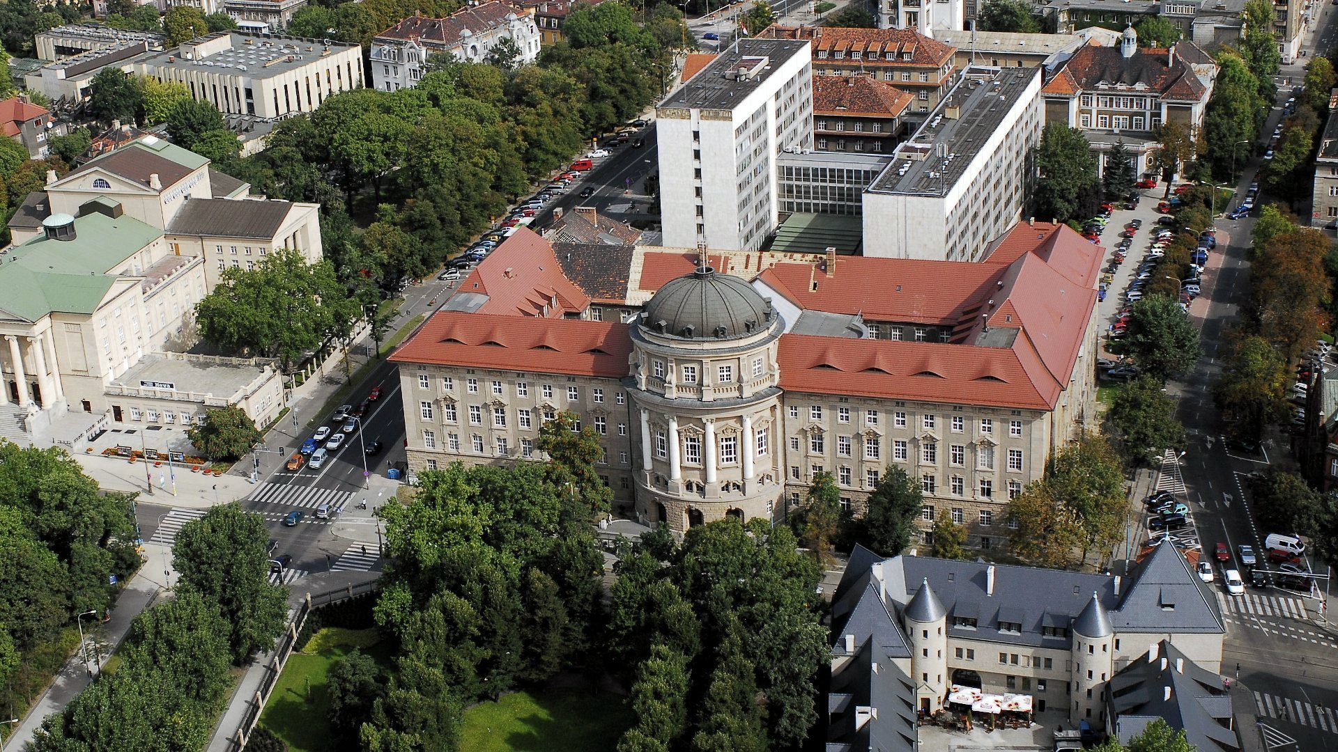 Zdjęcie z lotu ptaka na Collegium Maius. - grafika artykułu