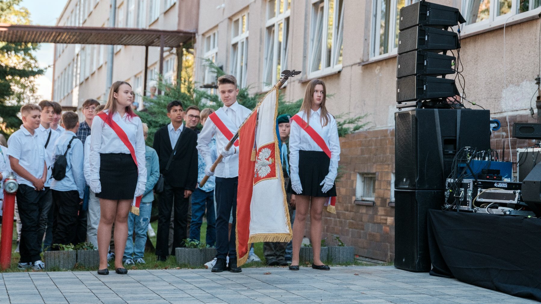 Na zdjęciu uczniowie ze sztandarem