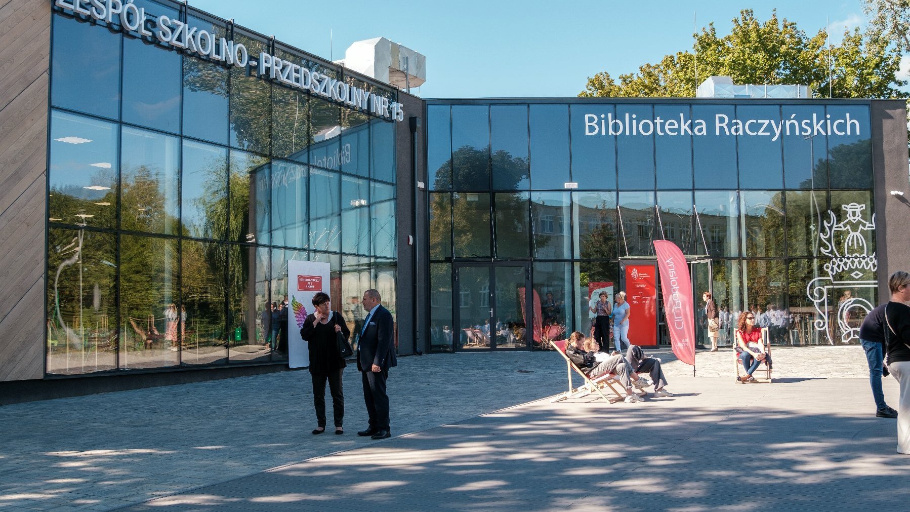 Zdjęcie biblioteki z zewnątrz