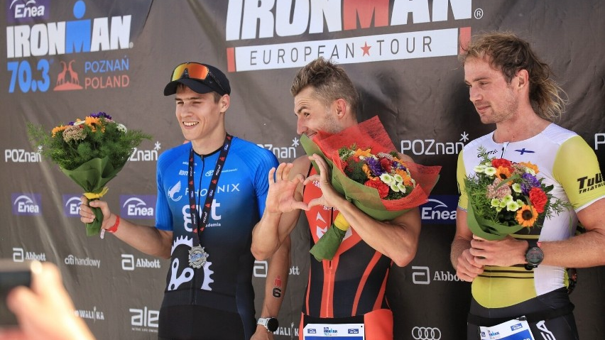 Galeria zdjęć przedstawia zawodników Ironman Poznań 70.3. - grafika artykułu