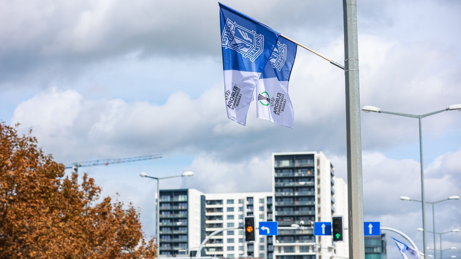 Niebiesko-białe flagi Lecha Poznań wiszące przy ulicach wokół stadionu miejskiego w Poznaniu