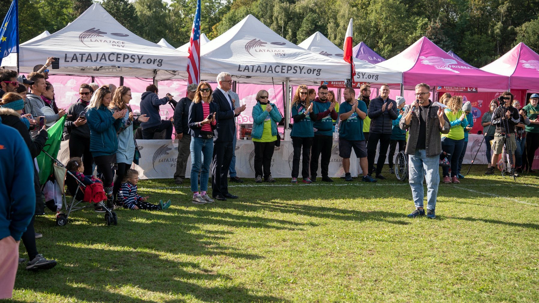 Galeria zdjęć przedstawia pierwszy dzień dogfrisbee World Finals USDDN Polska 2022.