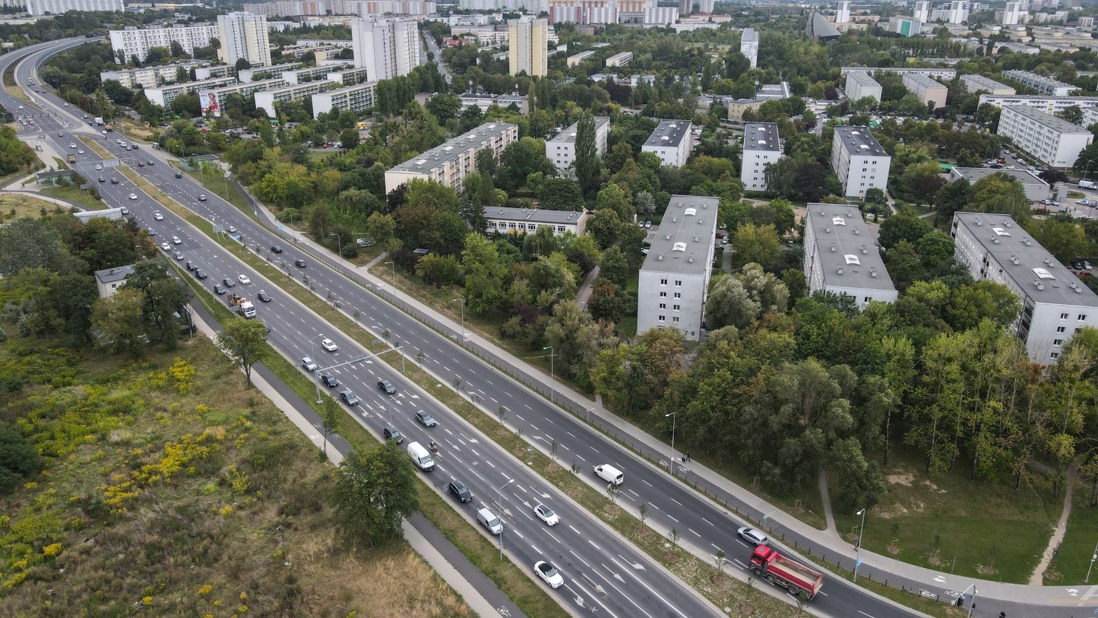 Galeria zdjęć przedstawia ul. B. Krzywoustego widzianą z lotu ptaka.