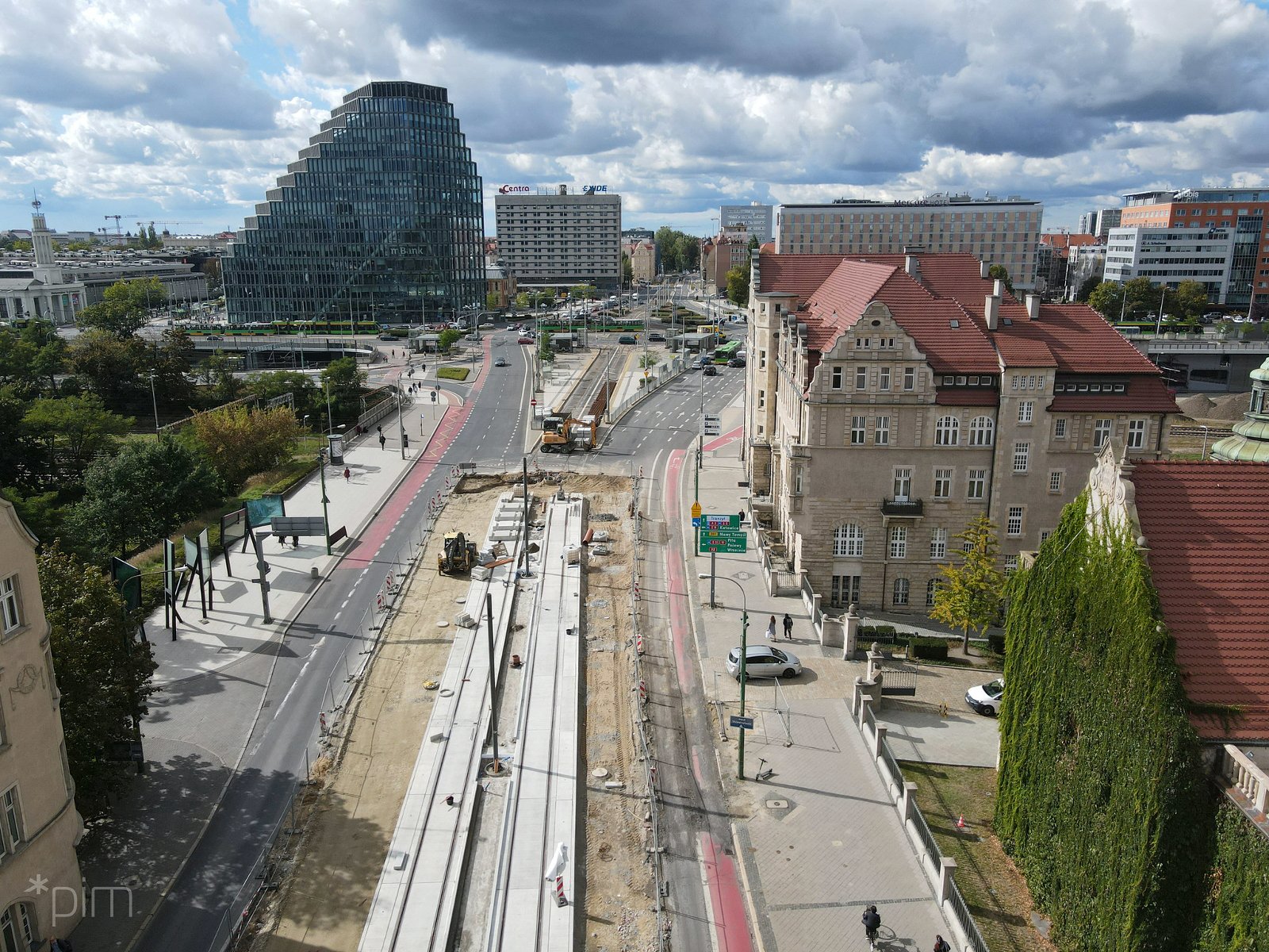 Galeria zdjęć przedstawia roboty budowlane w centrum Poznania widziane z lotu ptaka. - grafika artykułu