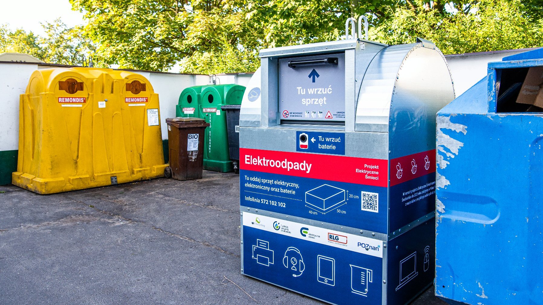 Galeria zdjęć przedstawiająca pojemnik na sprzęt elektroniczny z różnych stron. Pojamnik jest szaro-niebieski z czerwonym paskiem.