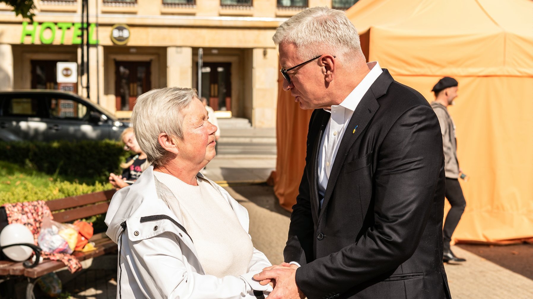 Galeria zdjęć przedstawia inaugurację "Senioralnych" na pl. Wolności.