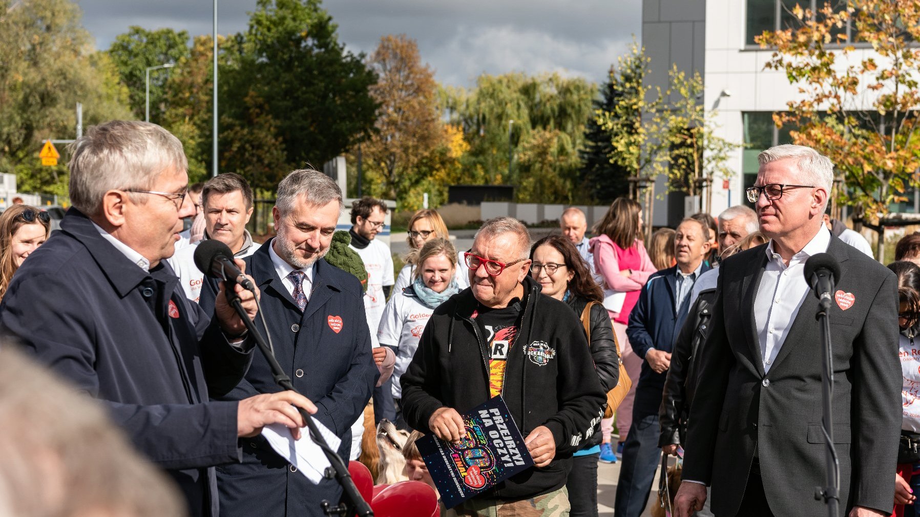 Na zdjęciu przewodniczący rady miasta przy mikrofonie, obok marszałek województwa, Jurek Owsiak i prezydent Poznania, w tle inni ludzie