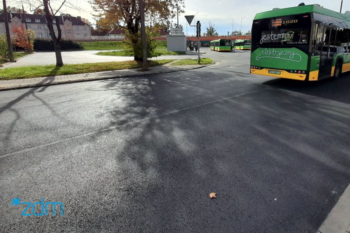 Nowa nawierzchnia na ul. Zgoda i autobus skręcający na pętlę - grafika artykułu