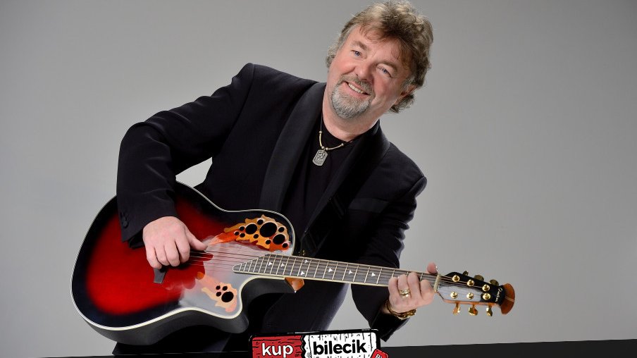 Na zdjęciu artysta z gitarą w rękach