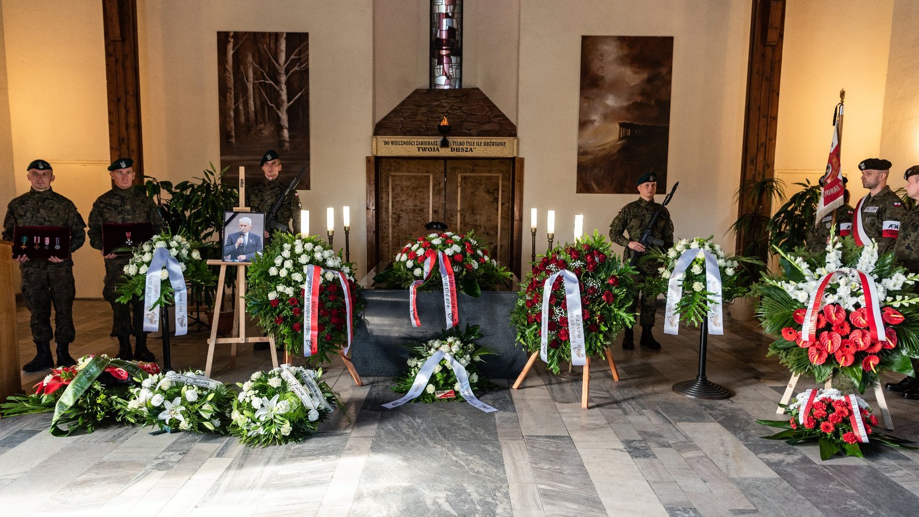 Galeria zdjęć przedstawia pogrzeb pułkownika Jana Górskiego.