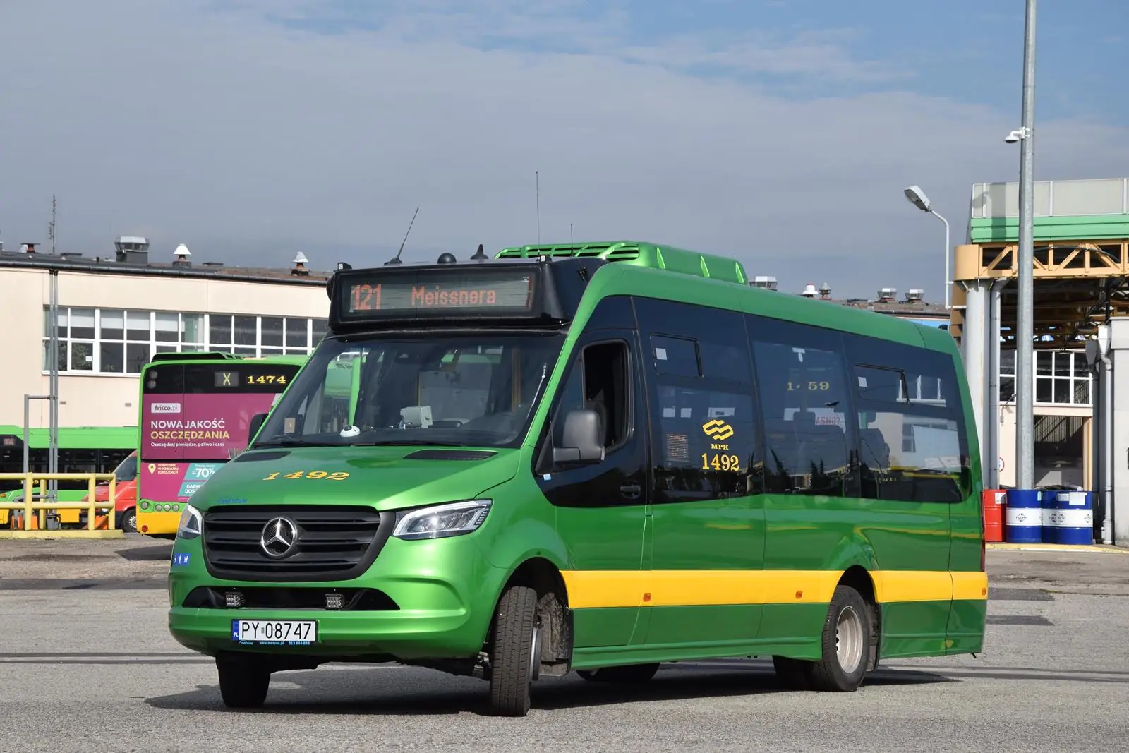Zielony minibus który będzie jeździł na linii 121 - grafika artykułu