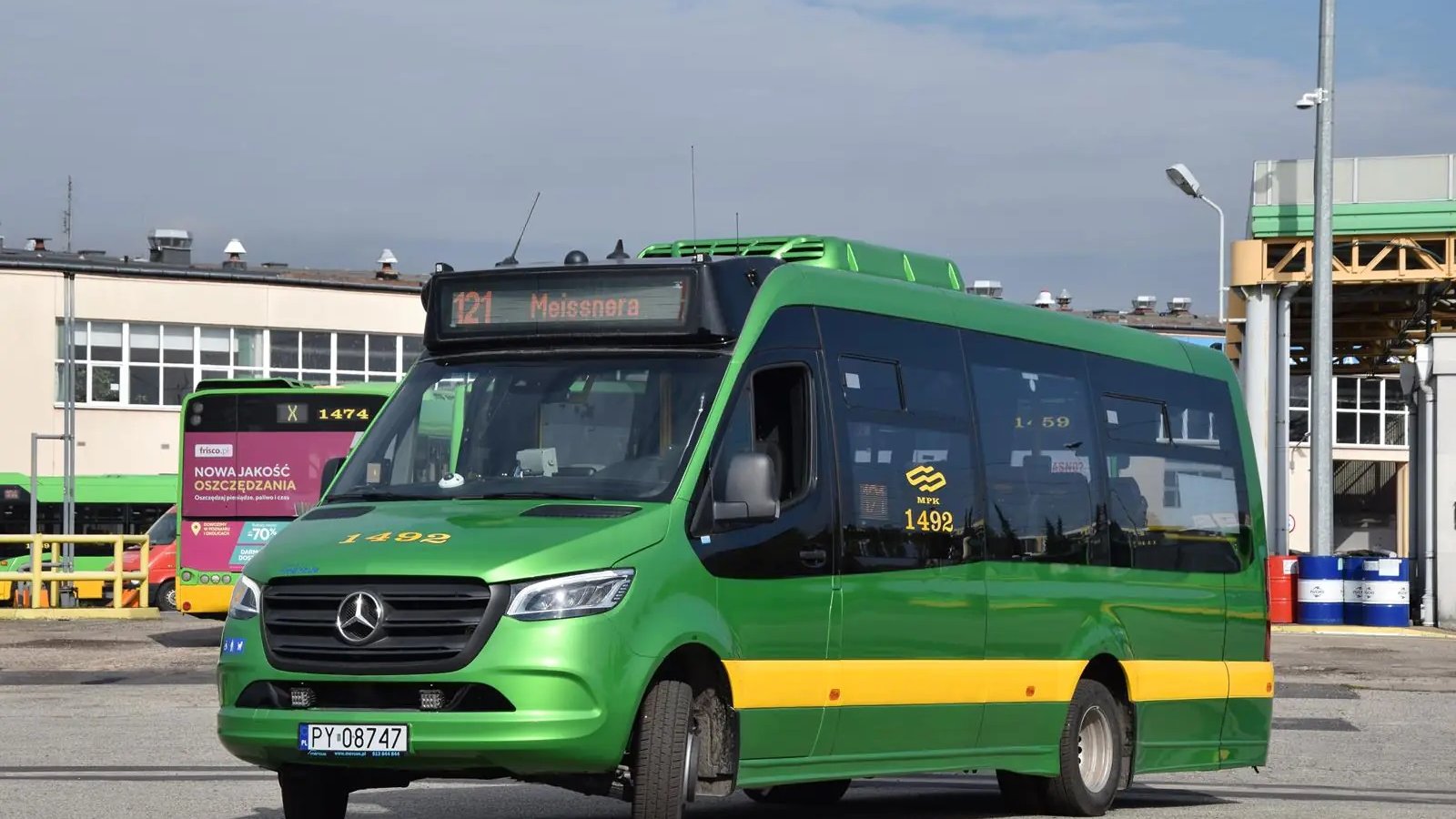 Zielony minibus który będzie jeździł na linii 121