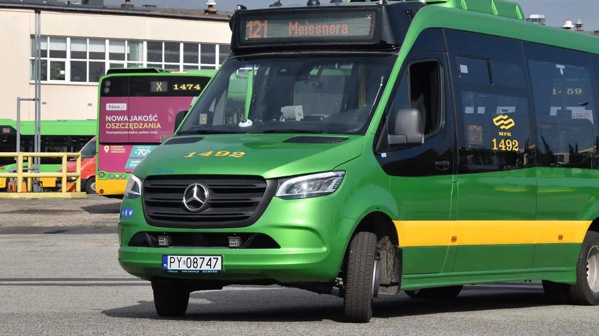 Zielony minibus który będzie jeździł na linii 121