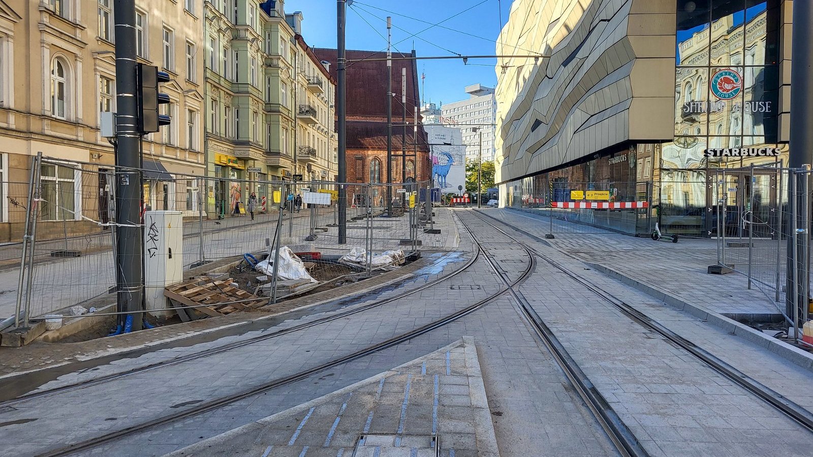 Na zdjęciu Al. Marcinkowskiego, w centrum szyny, w oddali widać kościół