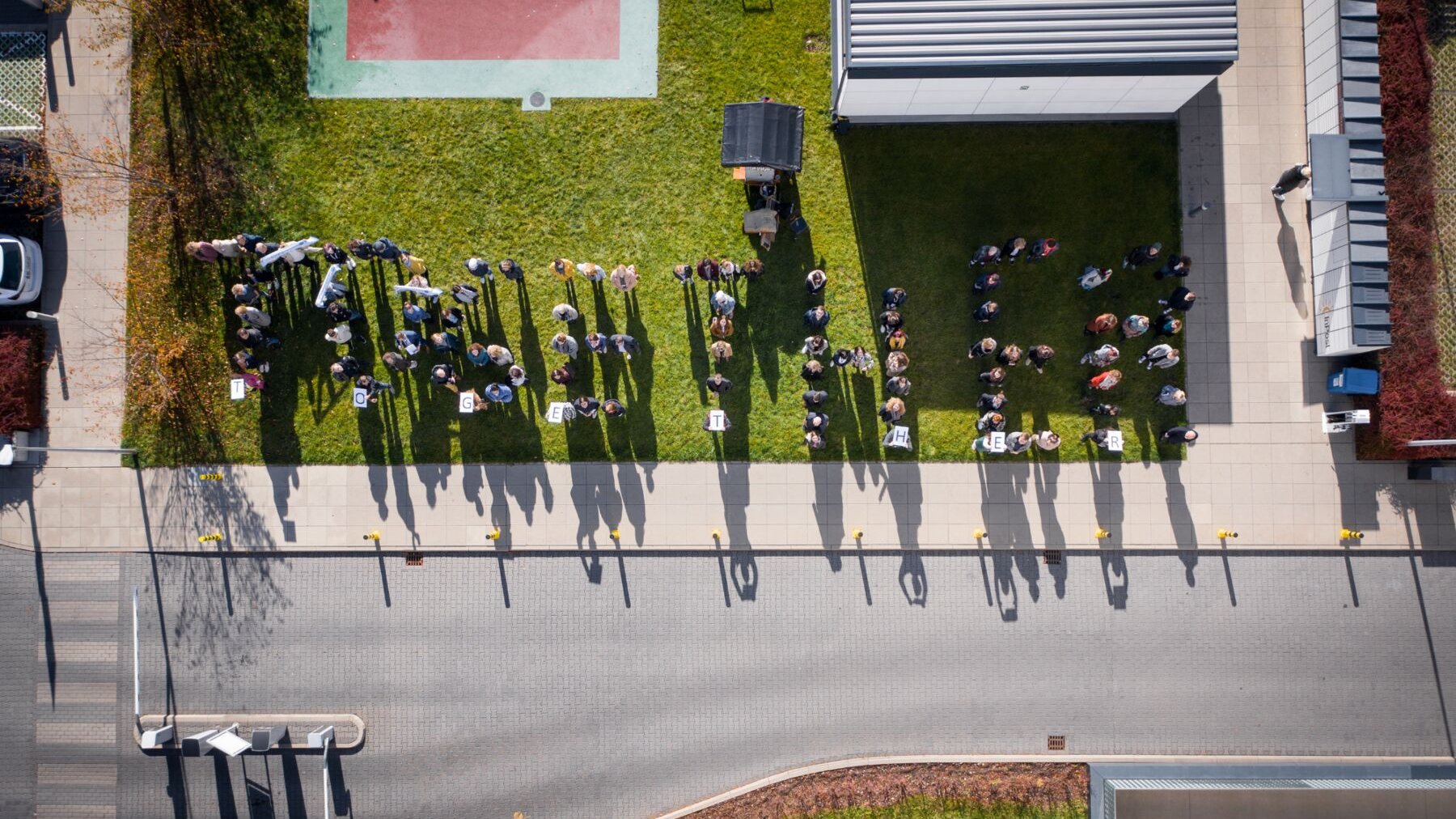 Galeria zdjęć przedstawia napis "Together", który stworzyli pracownicy Business Garden