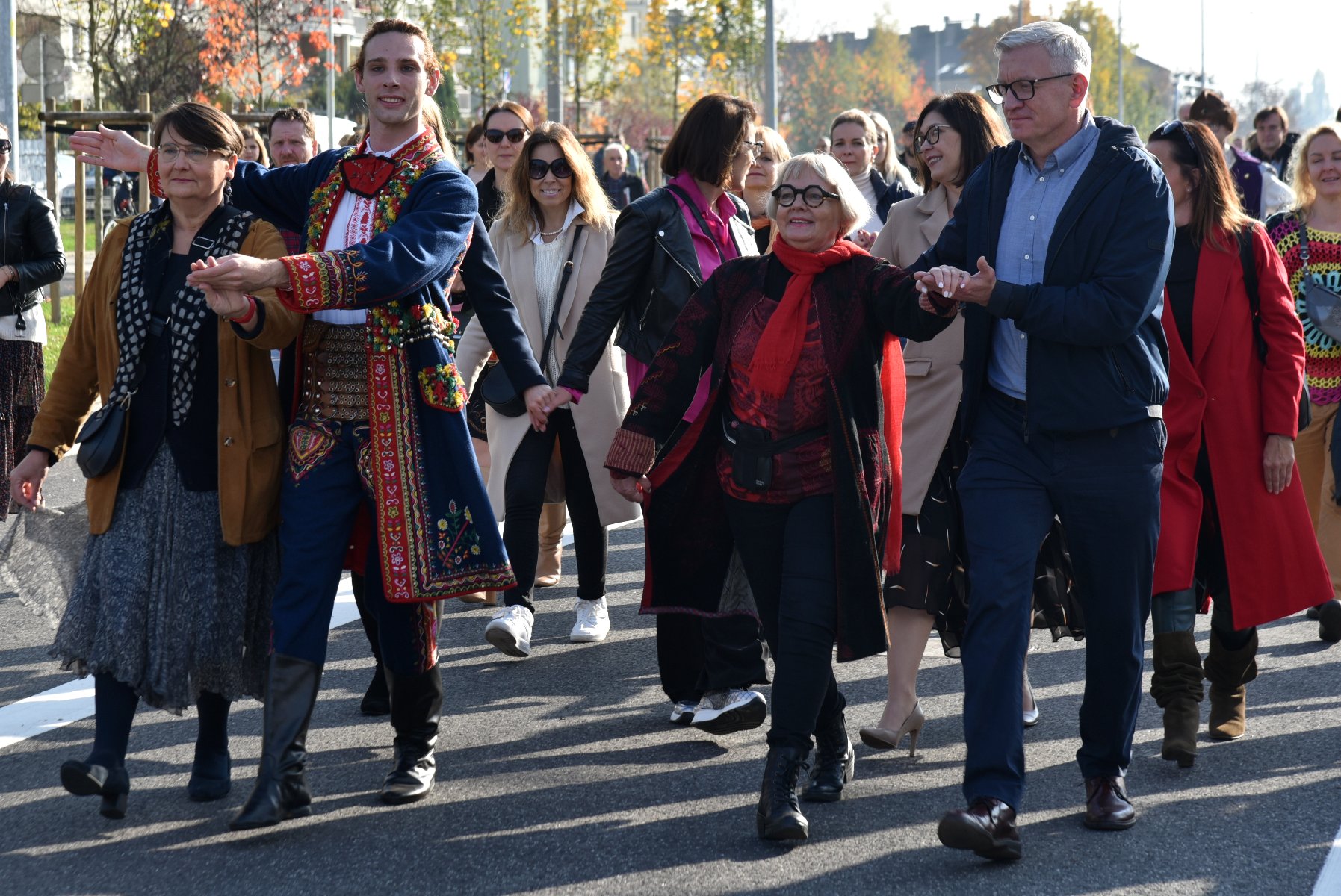 Galeria zdjęć przedstawia uroczystości związane z otwarciem alei: tańczenie poloneza, przemowy, występy oraz odsunięcie barykad - grafika artykułu