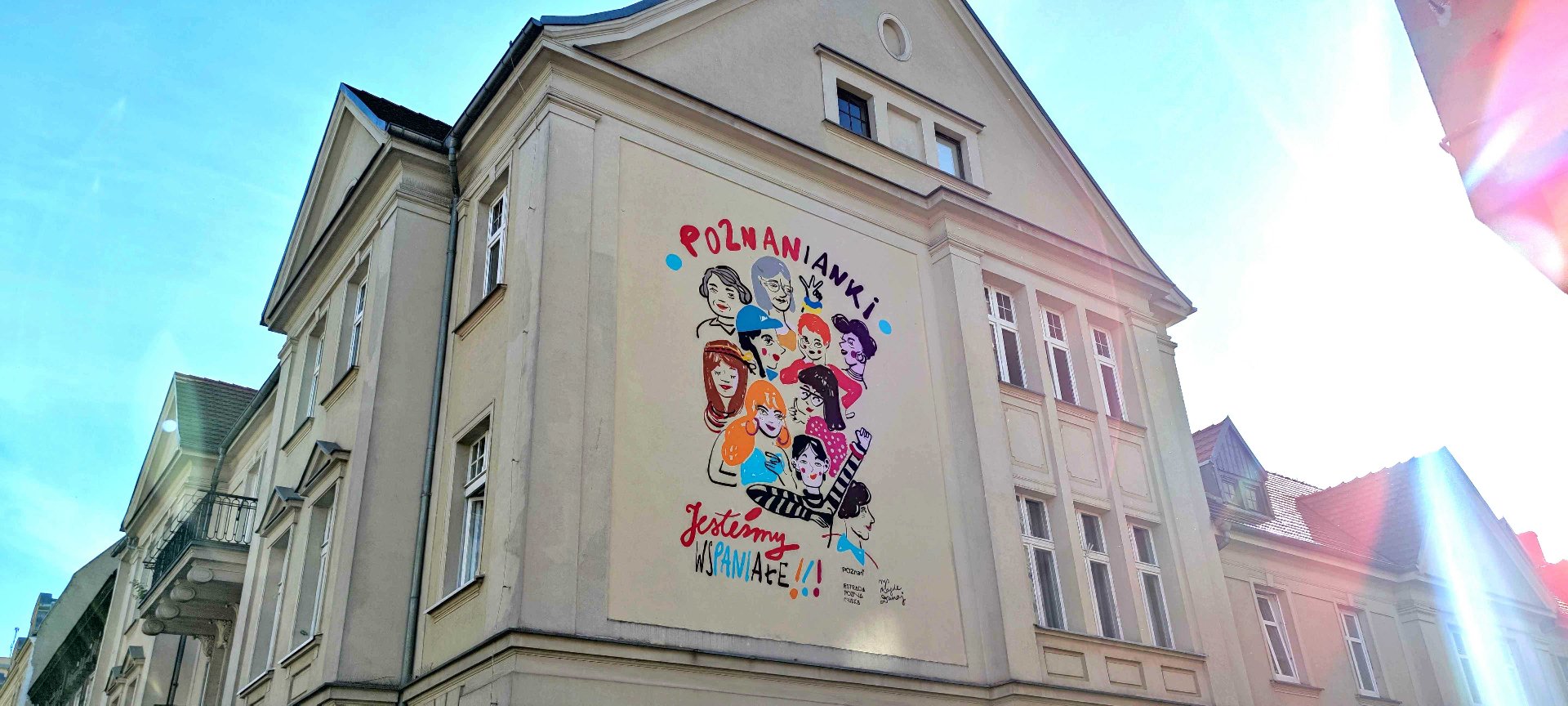 Na zdjęciu kolorowy mural przedstawiający rysunki kobiet w różnym wieku - grafika artykułu