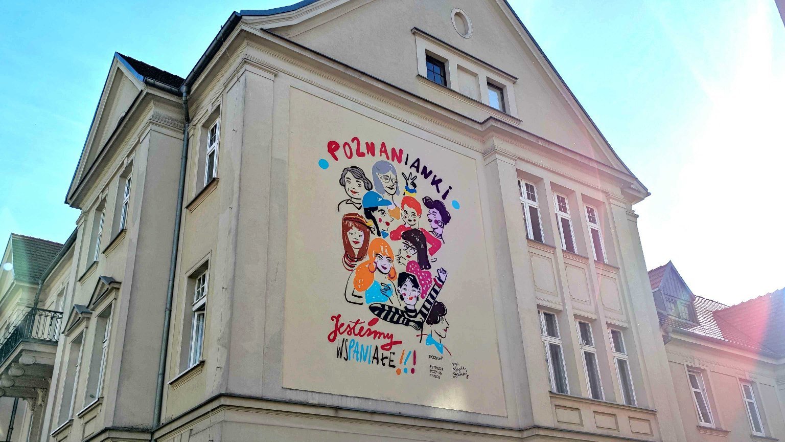 Na zdjęciu kolorowy mural przedstawiający rysunki kobiet w różnym wieku