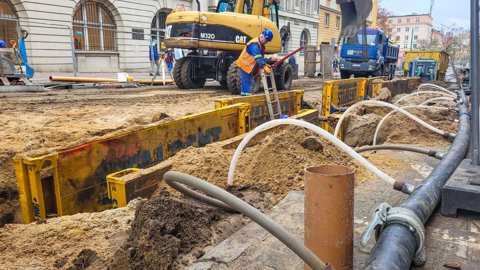 Na zdjęciu remontowana ulica, na pierwszym planie rury