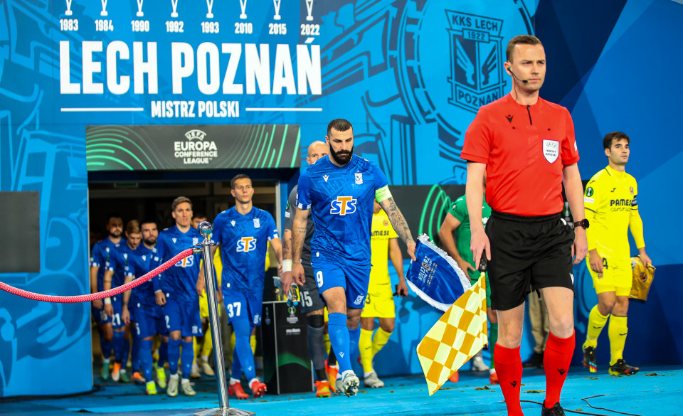 Zawodnicy Lecha Poznań i Villarreal wychodzą na murawę stadionu. - grafika artykułu