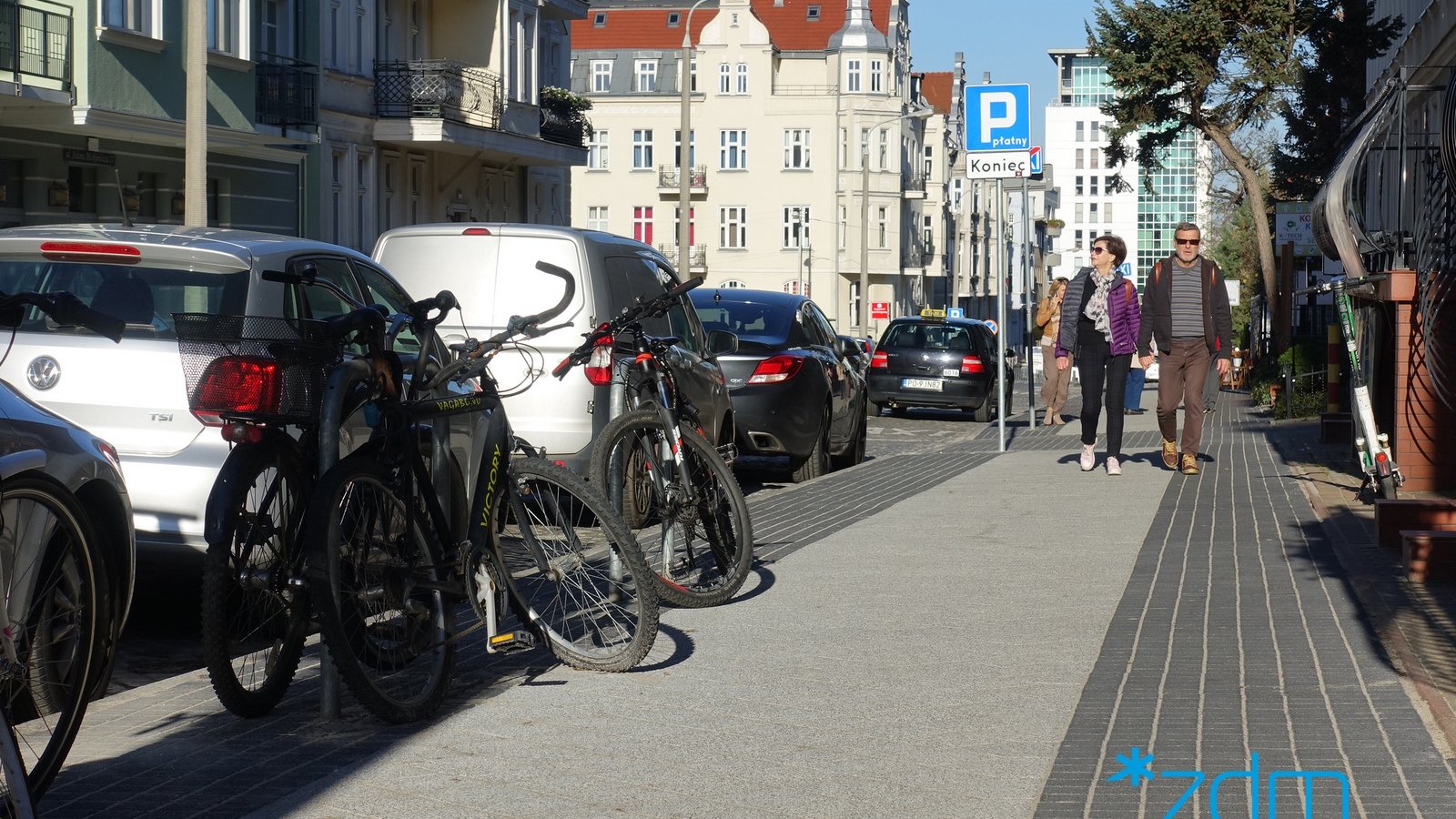 Galeria zdjęć przedstawiająca wyremontowany chodnik